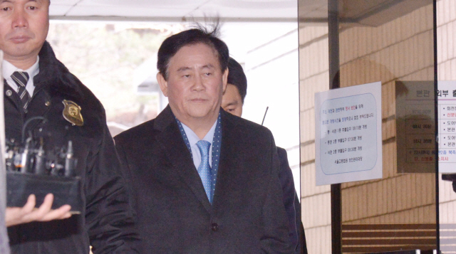 박근혜 정부 시절 국가정보원으로부터 1억원의 특수활동비를 받은 혐의(특정범죄가중처벌법상 뇌물수수)로 구속영장이 청구된 자유한국당 최경환 의원이 3일 오전 서울 서초구 서울중앙지방법원에서 열린 구속 전 피의자 심문(영장실질심사)에 출석하고 있다.  정희조 기자/checho@heraldcorp.com
