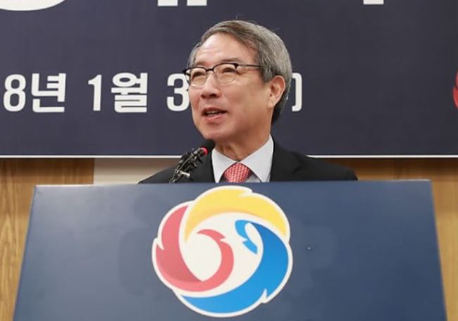 Former Prime Minister Chung Un-chan speaks in his inauguration ceremony as the new commissioner of the Korea Baseball Organization in Seoul on Jan. 3, 2017. (Yonhap)