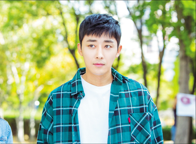 손호준(33)은 2017 연기대상 시상식에서 무관에 그쳤다. 하지만 KBS2 금토 예능드라마 ‘고백부부‘에서 보여준 공감연기는 호평을 받기에 충분했다. 결혼을 후회하는 부부의 전쟁 같은 리얼 인생 체인지 드라마 ‘고백부부’ 는 오해와 불신을 쌓아가고 있는 부부의 현실을 돌아보고 결혼생활에 대해 다시 한번 생각하게 했다.