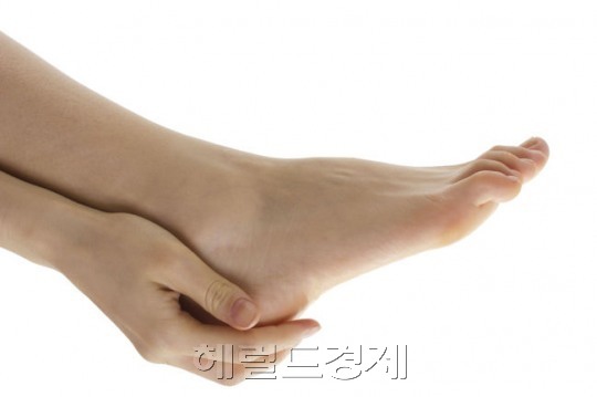 춥고 건조한 겨울철. 발뒤꿈치 등에 많이 생기는 각질. 그러나 발바닥이나 발가락 사이에 생긴다면 무좀균이 원인일 수 있다. 무좀균은 이차 세균 감염으로 이어져 염증을 초래할 수 있으므로 보온, 보습에 신경쓰면서 치료를 받는 것이 좋다. [헤럴드경제DB]