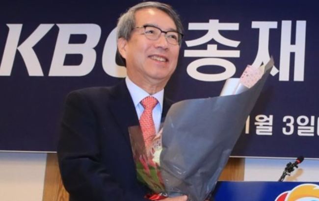 Chung Un-chan, new commissioner of the Korea Baseball Organization, holds a bouquet of flowers during his inauguration ceremony in Seoul on Jan. 3, 2018. (Yonhap)