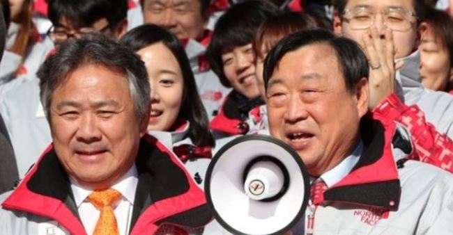Lee Hee-beom (R), head of the 2018 PyeongChang Winter Olympics organizing committee, gives his New Year's message at PyeongChang Olympic Stadium in PyeongChang, Gangwon Province, with Lee Kee-heung, president of the Korean Sport & Olympic Committee, next to him on Jan. 3, 2018. (Yonhap)