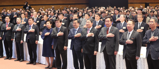 <YONHAP PHOTO-2569> 경제계 신년인사회 참석한 국무총리 (서울=연합뉴스) 안정원 기자 = 이낙연 국무총리와 박용만 대한상의회장 등 재계 총수들이 3일 오후 서울 강남구 삼성동 코엑스에서 열린 경제계 신년인사회에서 국민의례 하고 있다. 2018.1.3 jeong@yna.co.kr/2018-01-03 15:11:45/ <저작권자 ⓒ 1980-2018 ㈜연합뉴스. 무단 전재 재배포 금지.>
<YONHAP PHOTO-2569> 경제계 신년인사회 참석한 국무총리 (서울=연합뉴스) 안정원 기자 = 이낙연 국무총리와 박용만 대한상의회장 등 재계 총수들이 3일 오후 서울 강남구 삼성동 코엑스에서 열린 경제계 신년인사회에서 국민의례 하고 있다. 2018.1.3 jeong@yna.co.kr/2018-01-03 15:11:45/ <저작권자 ⓒ 1980-2018 ㈜연합뉴스. 무단 전재 재배포 금지.>
