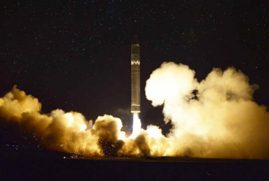 　North Korea test-fires the Hwasong-15 ballistic missile on Nov. 29, 2017. Yonhap