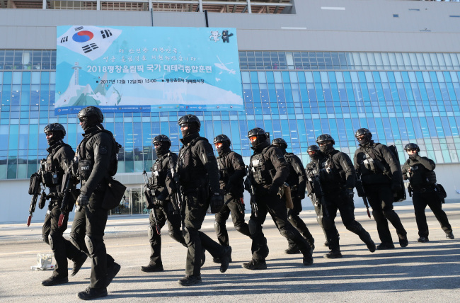 South Korean police officers engage in a security drill on Dec. 12 last year ahead of the 2018 Pyeongchang Winter Olympic Games at the Olympic Stadium in Pyeongchang, where the opening and closing ceremony will take place. (Yonhap)