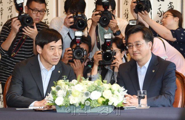 김동연 부총리 겸 기획재정부 장관과 이주열 한국은행 총재가 4일 회동을 갖고 경제상황 및 정책 방향에 대해 의견을 나눈다. 사진은 지난해 6월 김 부총리와 이 총재가 새 정부 출범 이후 처음 회동하는 모습. [헤럴드경제DB]