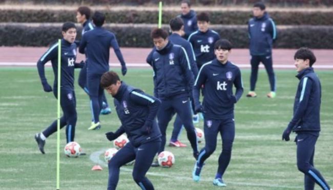 In this file photo taken Dec. 15, 2017, South Korea national football team players train on the West Field of Ajinomoto Stadium in Tokyo. (Yonhap)