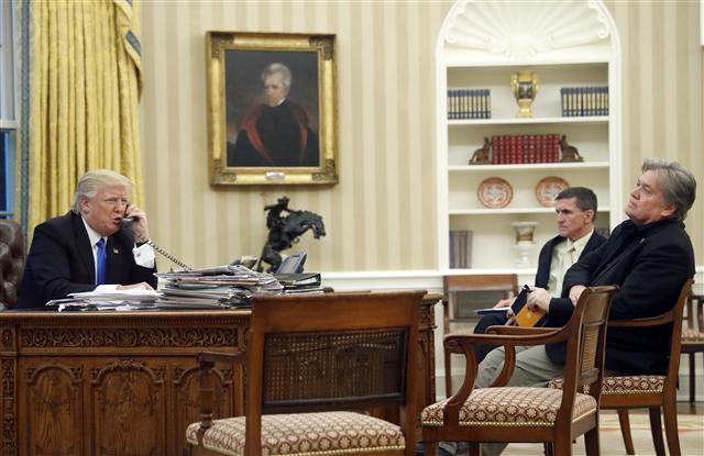 <YONHAP PHOTO-1507> FILE - In this Jan. 28, 2017, file photo, President Donald Trump speaks on the phone with Prime Minister of Australia Malcolm Turnbull, with then-National Security Adviser Michael Flynn, center, and then- chief strategist Steve Bannon, right, in the Oval Office of the White House in Washington. Trump responded to criticism leveled at him in a new book that says he never expected ? or wanted ? to win the White House, his victory left his wife in tears and a senior adviser thought his son's contact with a Russian lawyer during the campaign was "treasonous." (AP Photo/Alex Brandon, File)/2018-01-04 05:35:20/ <저작권자 ⓒ 1980-2018 ㈜연합뉴스. 무단 전재 재배포 금지.>