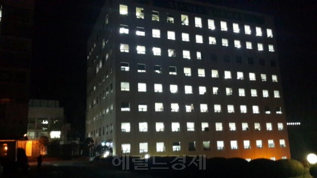 서울시교육청 간부급 직원의 자살 소식이 알려진 4일 새벽 서울시 종로구에 위치한 본청 건물 사무실에 대부분 불이 켜져 있다. [사진=박도제 기자/pdj24@heraldcorp.com]