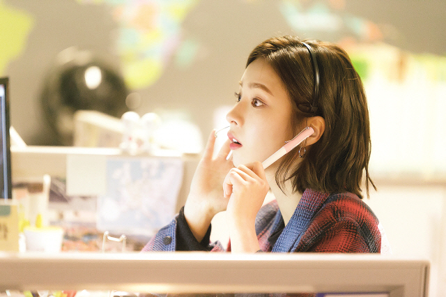 신세경은 KBS 2TV 수목드라마 ‘흑기사’에서 정해라 역으로 생애 첫 1인 2역을 선보여 화제를 일으켰다. 신세경 뿐만 아니라 김래원, 서지혜, 장미희의 명품 연기력과 다채로운 캐릭터의 향연으로 시청자들의 눈과 귀를 즐겁게 해주고 있어 앞으로 전개에 기대가 모아지고 있다.