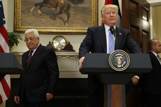 <YONHAP PHOTO-1115> FILE - In this May 3, 2017 file photo, President Donald Trump and Palestinian Authority President Mahmoud Abbas arrive in the Roosevelt Room of the White House in Washington. With a Twitter post on Tuesday, Jan. 2, 2018, threatening to cut off U.S. aid to the Palestinians, Trump has expressed his frustration over the lack of progress in his hoped-for Mideast peace push. But things could deteriorate even further if Trump follows through on the threat. (AP Photo/Evan Vucci, File)/2018-01-04 05:25:23/ <저작권자 ⓒ 1980-2018 ㈜연합뉴스. 무단 전재 재배포 금지.>
<YONHAP PHOTO-1115> FILE - In this May 3, 2017 file photo, President Donald Trump and Palestinian Authority President Mahmoud Abbas arrive in the Roosevelt Room of the White House in Washington. With a Twitter post on Tuesday, Jan. 2, 2018, threatening to cut off U.S. aid to the Palestinians, Trump has expressed his frustration over the lack of progress in his hoped-for Mideast peace push. But things could deteriorate even further if Trump follows through on the threat. (AP Photo/Evan Vucci, File)/2018-01-04 05:25:23/ <저작권자 ⓒ 1980-2018 ㈜연합뉴스. 무단 전재 재배포 금지.>