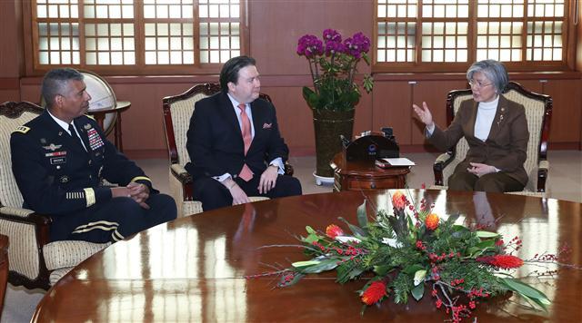 <YONHAP PHOTO-2462> 강경화, 주한미국대사대리와 주한미군사령관 접견 (서울=연합뉴스) 김주형 기자 = 강경화 외교부 장관이 4일 오전 서울 도렴동 외교부 청사에서 마크 내퍼 주한미국대사대리와 빈센트 브룩스 주한미군사령관을 접견하고 있다. 2018.1.4 kjhpress@yna.co.kr/2018-01-04 10:51:51/ <저작권자 ⓒ 1980-2018 ㈜연합뉴스. 무단 전재 재배포 금지.>