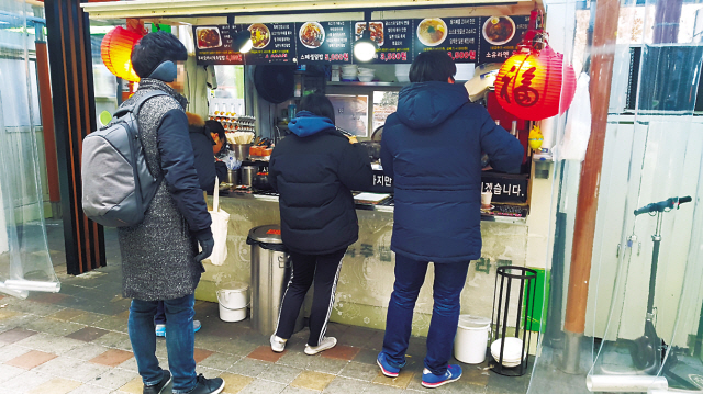 노량진 컵밥거리에서 공시생들이 컵밥으로 점심 한끼를 해결하고 있다. 이들이 늘어나면서 컵밥거리는 활기를 띠고 있다.
