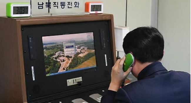 A South Korean official checks out a cross-border hotline with North Korea at the liaison office at the truce village of Panmunjom on Jan. 3, 2018. (Yonhap)