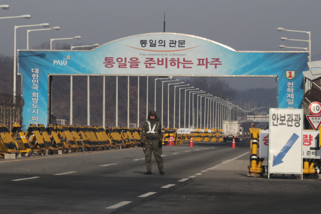 A South Korean soldier stands guard at the bridge in Paju, Gyeonggi Province, that leads to Panmunjeom on Thursday. Yonhap