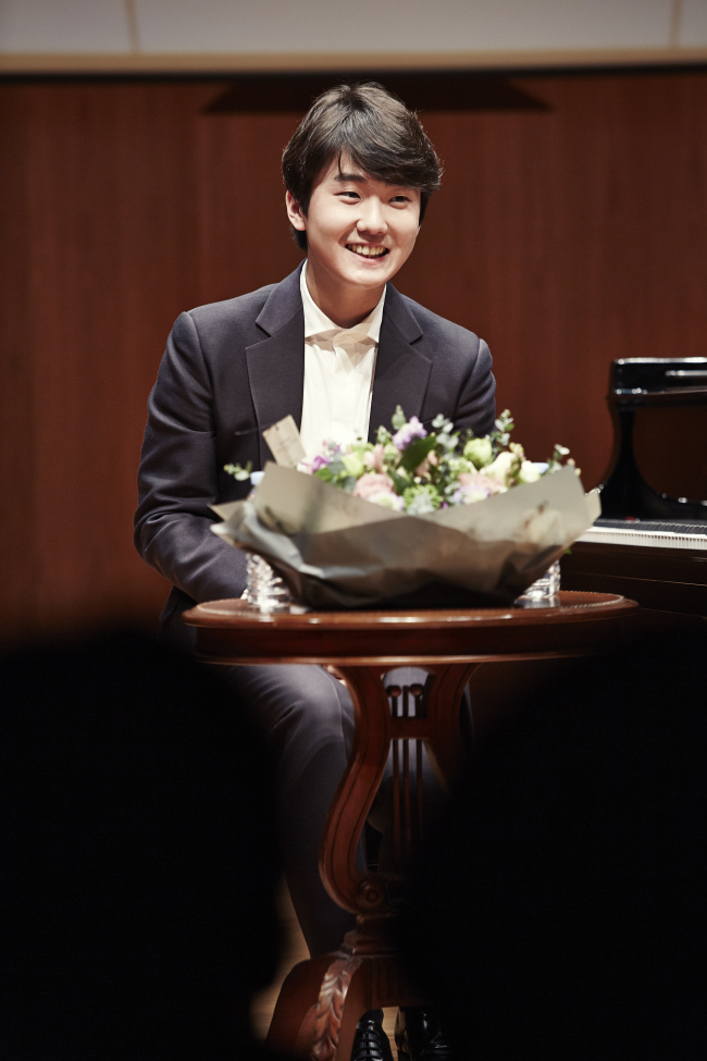 조성진은 4일 서울 서초구 서초동 예술의전당 IBK홀에서 열린 ‘전국 4개 도시 순회 독주회’ 기자 간담회에서 "쇼팽콩쿠르 우승자 타이틀을 벗어나고 싶다. 조성진의 음악으로 사람들에게 기억되고 싶다"고 포부를 밝혔다. [사진제공=크레디아]