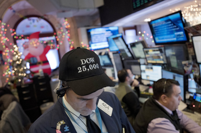 <YONHAP PHOTO-1183> Stock trader Gregory Rowe wears a Dow 25,000 hat, Thursday, Jan. 4, 2018, at the New York Stock Exchange. The Dow Jones industrial average closed above 25,000 points for the first time, just five weeks after its first close above 24,000. (AP Photo/Mark Lennihan)/2018-01-05 06:25:10/ <저작권자 ⓒ 1980-2018 ㈜연합뉴스. 무단 전재 재배포 금지.>
<YONHAP PHOTO-1183> Stock trader Gregory Rowe wears a Dow 25,000 hat, Thursday, Jan. 4, 2018, at the New York Stock Exchange. The Dow Jones industrial average closed above 25,000 points for the first time, just five weeks after its first close above 24,000. (AP Photo/Mark Lennihan)/2018-01-05 06:25:10/ <저작권자 ⓒ 1980-2018 ㈜연합뉴스. 무단 전재 재배포 금지.>