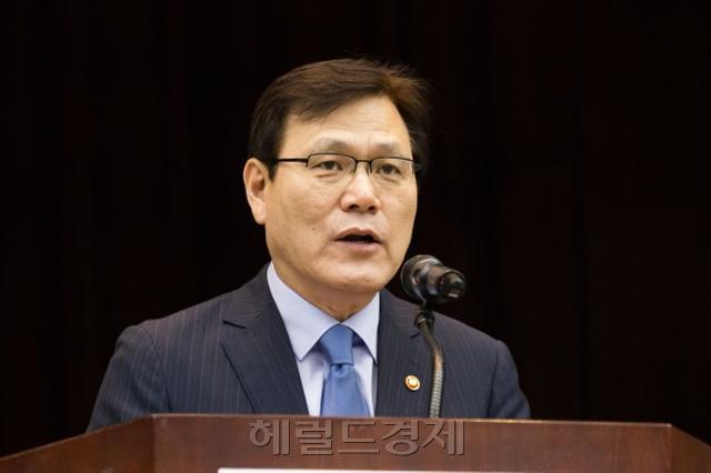 최종구 금융위 위원장은 오는 9일 ‘테슬라 상장 제도’ 1호 기업이 될 카페 24 등 성장 유망 중소기업은 물론 코스닥기업 5~6곳의 대표들을 만나 간담회를 가질 예정이다. 이날 간담회에는 금융위원회와 한국거래소, 코스닥협회, 금융투자업계의 고위 관계자들도 대거 참석할 것으로 알려졌다.