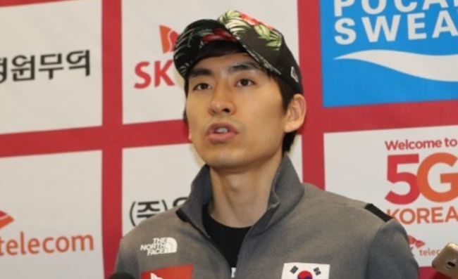 In this file photo taken Dec. 12, 2017, South Korean speed skater Lee Seung-hoon speaks to reporters at Incheon International Airport after returning home from Salt Lake City, Utah, where he competed at the International Skating Union World Cup Speed Skating. (Yonhap)
