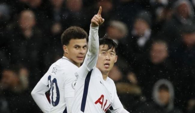 In this Associated Press photo, Son Heung-min of Tottenham Hotspur (R) celebrates his equalizer against West Ham during the clubs' English Premier League match at Wembley Stadium in London on Jan. 4, 2018. (Yonhap)