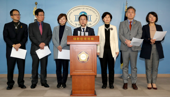 더불어민주당 적폐청산위원회 박범계 위원장과 소속 의원들이 고위공직자비리수사처(공수처) 설치를 촉구하는 기자회견을 하고 있다. 왼쪽부터 박주민·신경민·진선미·박범계·백혜련·표창원·이재정 의원.[사진=연합뉴스]
더불어민주당 적폐청산위원회 박범계 위원장과 소속 의원들이 고위공직자비리수사처(공수처) 설치를 촉구하는 기자회견을 하고 있다. 왼쪽부터 박주민·신경민·진선미·박범계·백혜련·표창원·이재정 의원.[사진=연합뉴스]