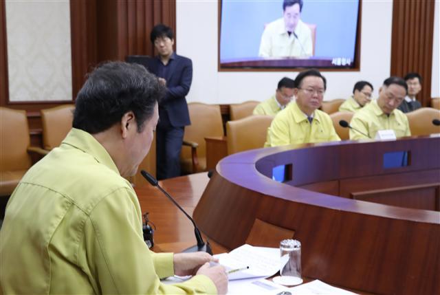 이낙연 국무총리가 5일 오전 서울 세종로 정부서울청사에서 조류인플루엔자(AI) 상황점검 및 대책회의를 주재하고 있다. 이날 회의에서 정부는 평창 동계올림픽을 앞두고 AI가 확산되지 않도록 확진 지역 가금류에 대한 이동중지 명령을 강화하는 등 총력을 기울이기로 했다.  [연합뉴스]