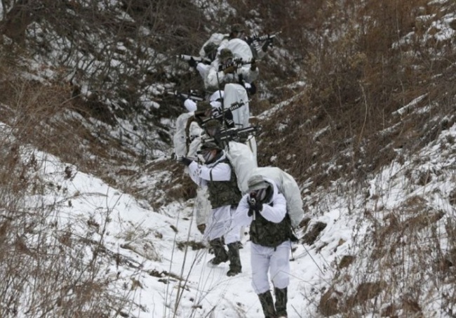 South Korean marines and U.S. Marines from 3rd Division Expeditionary Forces demonstrate in their reconnaissance mission during a combined military winter exercise in Pyeongchang, South Korea, Thursday, Jan. 28, 2016. (AP)