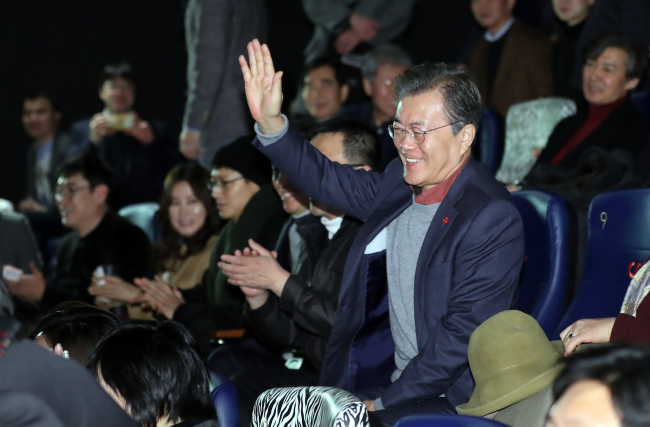 문재인 대통령이 7일 오전 서울 용산 CGV에서 열린 6월 민주항쟁을 소재로 한 영화 '1987'을 관람하기 위해 입장하며 관람객들에게 손을 들어 인사하고 있다. [제공=연합뉴스]