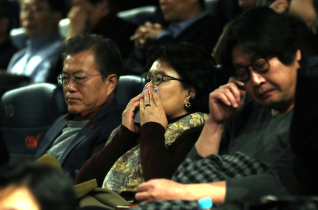 문재인 대통령과 부인 김정숙 여사를 비롯한 관람객들이 7일 오전 서울 용산 CGV에서 열린 6월 민주항쟁을 소재로 한 영화 '1987'을 관람한 뒤 깊은 생각에 잠겨 있다. [제공=연합뉴스]