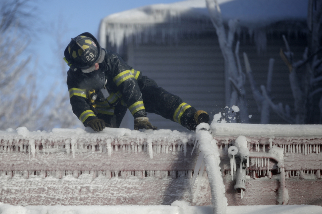 Winter Weather Fighting Fires <YONHAP NO-7204> (AP)