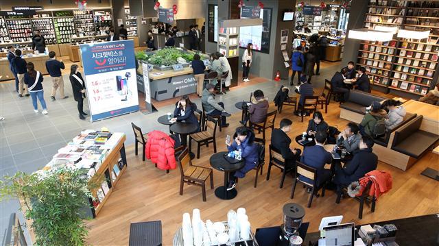 하이마트 옴니스토어 구리역점. 매장 우측에는 ‘북카페형 서점’이 있어 고객들이 자유롭게 책도 읽고, 가전제품도 구경할 수 있다.