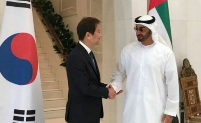 The photo provided by the South Korean presidential office Cheong Wa Dae shows Im Jong-seok (L), South Korea's presidential chief of staff, shaking hands with Mohammed bin Zayed Al Nahyan, the crown prince of Abu Dhabi, on Dec. 10, 2017. (Yonhap)