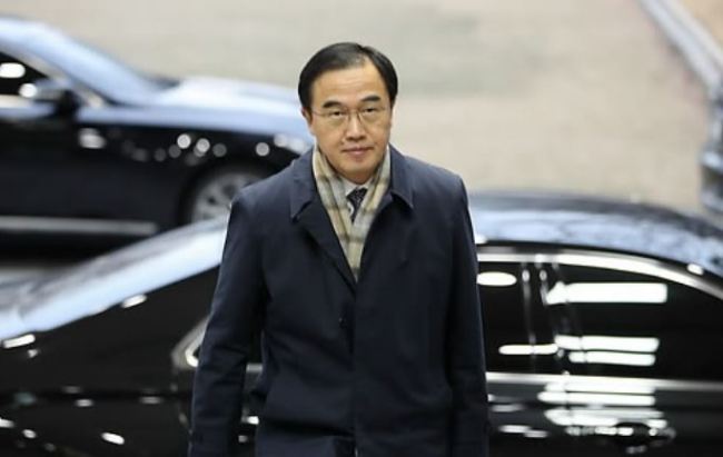 Unification Minister Cho Myoung-gyon, South Korea's chief delegate to the first high-level inter-Korean talks in more than two years, reports to work at his office in downtown Seoul on Jan. 8, 2018, the eve of the planned meeting at the border village of Panmunjom to discuss Pyongyang's possible participation in the Feb. 9-25 PyeongChang Winter Olympics. (Yonhap)
