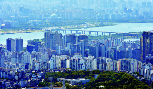 부동산 시장에서 ‘3포(浦)’ 지역이 급부상하고 있다. 대표 주거지역으로 자리매김 중인 서울 마포, 대규모 뉴타운을 발판으로 도약하고 있는 영등포, 그리고 서울의 새로운 베드타운으로 떠오르는 경기도 김포다. 사진은 마포지역 아파트단지.