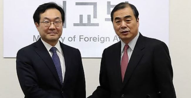 Lee Do-hoon (L), the special representative for Korean Peninsula peace and security affairs, shakes hands with Kong Xuanyou, China's assistant foreign minister, before their meeting at the Ministry of Foreign Affairs building in Seoul on Jan. 5, 2018. (Yonhap)