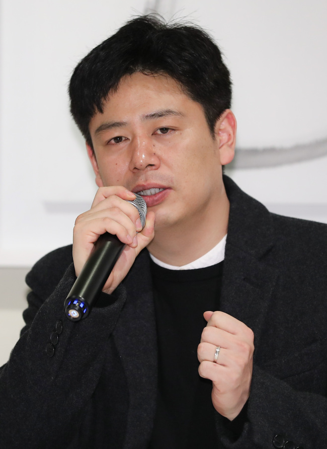 질문에 답하는 손홍규 작가 (서울=연합뉴스) 류효림 기자 = 제42회 이상문학상 대상 수상작 '꿈을 꾸었다고 말했다' 의 손홍규 작가가 8일 오전 서울 중구 달개비에서 열린 이상문학상 기자간담회에서 취재진 질문에 답하고 있다. 2018.1.8 ryousanta@yna.co.kr (끝)
질문에 답하는 손홍규 작가 (서울=연합뉴스) 류효림 기자 = 제42회 이상문학상 대상 수상작 '꿈을 꾸었다고 말했다' 의 손홍규 작가가 8일 오전 서울 중구 달개비에서 열린 이상문학상 기자간담회에서 취재진 질문에 답하고 있다. 2018.1.8 ryousanta@yna.co.kr (끝)