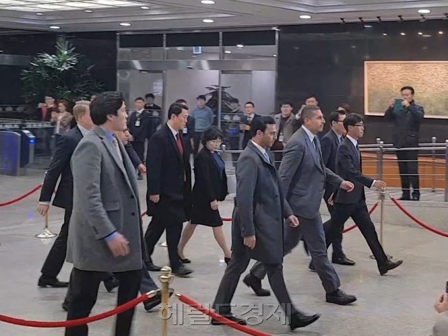 칼둔 칼리파 알 무바라크 아부다비 아랍에미리트(UAE) 행정청장이 8일 오후 3시께 여의도 국회의장실에서 정세균 의장과 회동하기 위해 국회로 들어서고 있다.[사진=홍태화 기자/th5@heraldcorp.com]