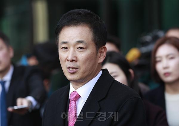 검찰은 유영하 변호사가 박근혜 전 대통령의 계좌에서 출금된 수표 30억 원을 직접 관리하고 있다고 8일 밝혔다. 서울중앙지검 특수3부는 박 전 대통령의 국정원 특활비 수수 혐의와 관련 유 변호사가 소지한 수표 30억 원과 내곡동 사저, 본인 명의 예금에 대해 이날 추징 보전 명령을 청구했다. [사진=헤럴드경제DB]