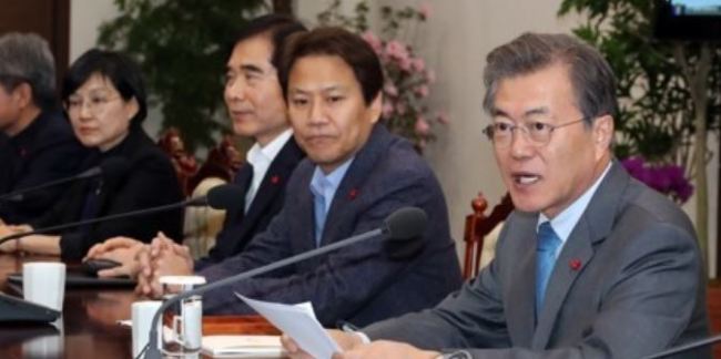 President Moon Jae-in speaks during a meeting with senior secretaries at Cheong Wa Dae in Seoul on Jan. 8, 2018. (Yonhap)