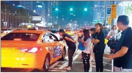 서울 택시 운행률은 새벽 시간대에 ‘뚝’ 떨어지는 것으로 나타났다. 개인택시 운전사의 고령화가 주요 원인이다.