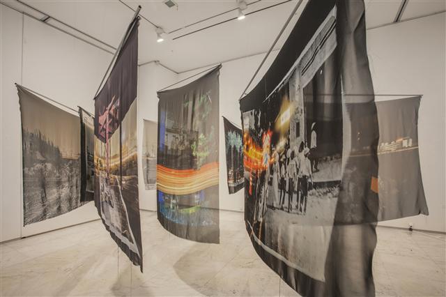 조준용, Memory of South, 416km, 가변크기, Printed on chiffon fabric with aluminum frame, 2017
[제공=일우스페이스]