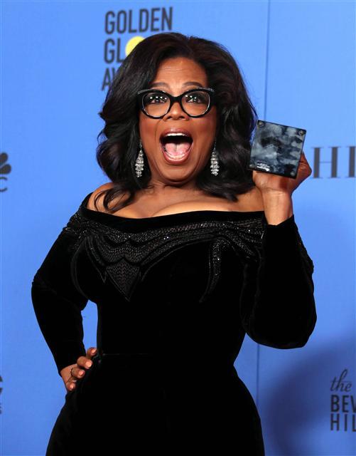 <YONHAP PHOTO-3134> epa06424210 Oprah Winfrey holds the 2018 Golden Globe Cecil B. DeMille Award in the press room during the 75th annual Golden Globe Awards ceremony at the Beverly Hilton Hotel in Beverly Hills, California, USA, 07 January 2018. EPA/MIKE NELSON/2018-01-08 13:05:19/ <저작권자 ⓒ 1980-2018 ㈜연합뉴스. 무단 전재 재배포 금지.>