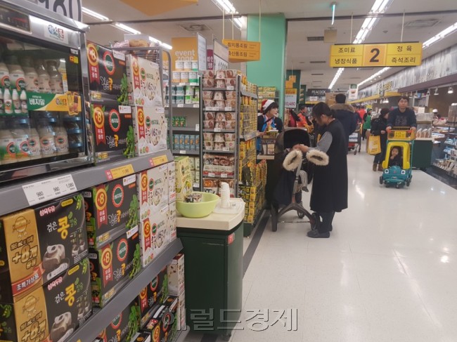 공정거래위원회가 협력ㆍ하청업체의 최저임금 인상 부담을 대형 유통업체와 분담하도록 5개 유통분야 표준계약서 개정을 추진하는 가운데 대형 유통업체들은 대체로 공감하면서도 결국 납품단가 인상이 소비자가 인상으로 이어질 수밖에 없다고 우려하고 있다. 사진은 한 대형마트 모습. [헤럴드경제DB]