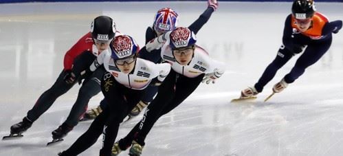 In this file photo taken Nov. 19, 2017, South Korean short track speed skaters Choi Min-jeong (L) and Shim Suk-hee compete in the final of the women's 1,000 meters at the International Skating Union (ISU) World Cup Short Track Speed Skating at Mokdong Ice Rink in Seoul. (Yonhap)