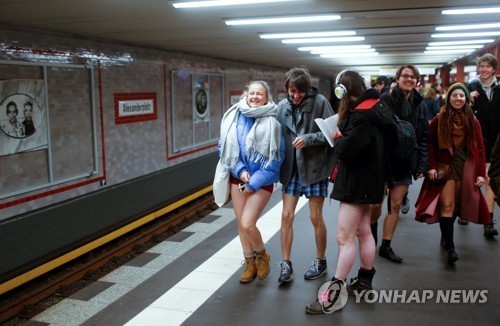 독일의 '바지 벗고 지하철 타기' 행사 (로이터=연합뉴스)
