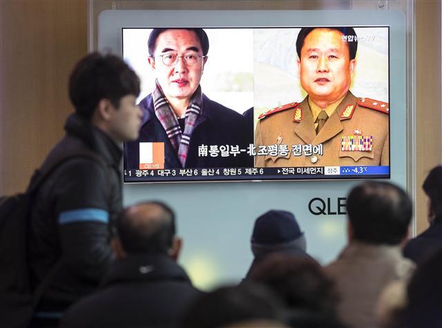 ‘남북회담에 쏠린 눈.’ 9일 오전 서울역에서 시민들이 2년 만에 열리는 남북 고위급회담 관련 방송을 주의깊게 지켜보고 있다.  [연합뉴스]