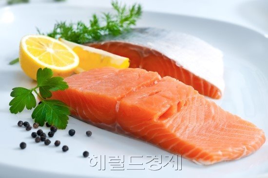 건강한 성인도 하루 최소 500㎎의 오메가3지방산을 섭취할 필요가 있다는 의견이 제기됐다. 오메가3지방산은 혈중 고밀도 지단백(HDL) 콜레스레롤의 수치를 높여 심혈관 질환 등을 예방해 주는 효과가 있다. 오메가3지방산이 다량 함유된 등 푸른 생선 중 하나인 연어. [헤럴드경제DB]
