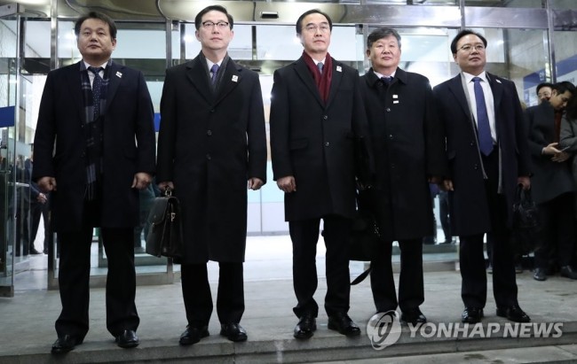 남북 고위급 회담이 열리는 9일 오전 서울 종로구 통일부 남북회담본부에서 수석대표인 조명균 통일부 장관(가운데)을 비롯한 대표단이 회담 장소인 판문점 평화의 집으로 출발하고 있다.
왼쪽부터 안문현 국무총리실 심의관, 천해성 통일부 차관, 조명균 장관, 노태강 문화체육관광부 2차관, 김기홍 평창 동계올림픽대회 및 동계패럴림픽대회 조직위원회 기획사무차장. 2018.1.9 (사진=연합뉴스)