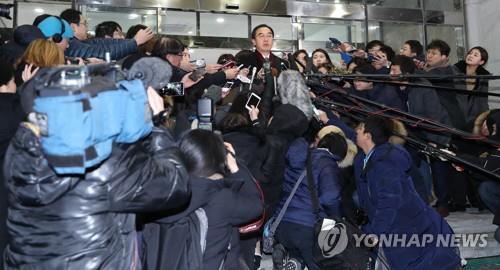 남북 고위급 회담이 열리는 9일 오전 서울 종로구 통일부 남북회담본부에서 조명균 통일부 장관이 회담이 열리는 판문점 평화의 집으로 출발하기 전 취재진 질문에 답하고 있다. 2018.1.9 (연합뉴스)