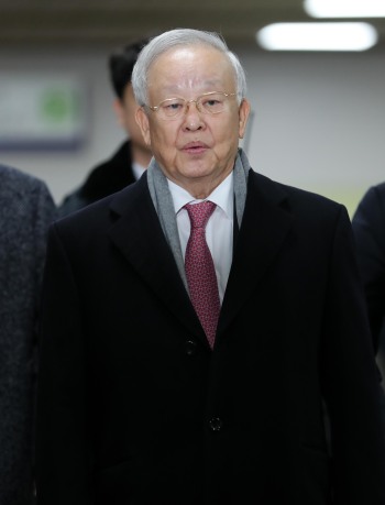 손경식 CJ그룹 회장이 8일 열린 박근혜 전 대통령 공판에서 조원동(61) 전 청와대 경제수석으로부터 ‘VIP(대통령) 뜻’이라며 이미경 CJ 부회장의 퇴진을 종용받았다고 법정에서 진술했다. 손 회장은 지난 2013년 7월 5일 서울의 한 호텔에서 조 전 수석을 만나 “VIP 뜻이니 이미경 부회장을 경영 일선에서 물러나게 하라”는 요구를 받았다고 진술했다. [연합뉴스]